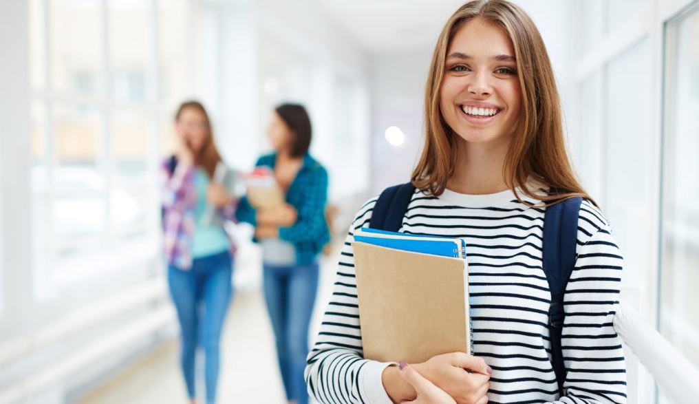 Estudiantes mayores de 21 años deben presentar su certificado de estudio