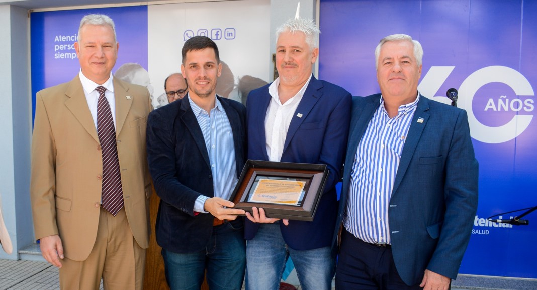 Viotti entrega una placa en conmemoraci&oacute;n de los 60 a&ntilde;os