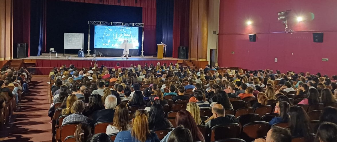 El Dr. Alfred&oacute; Miroli disert&oacute; ante un auditorio repleto.